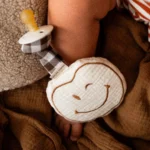 atelier pomme speenkoord smiley cosy white bp u cjs thrfn